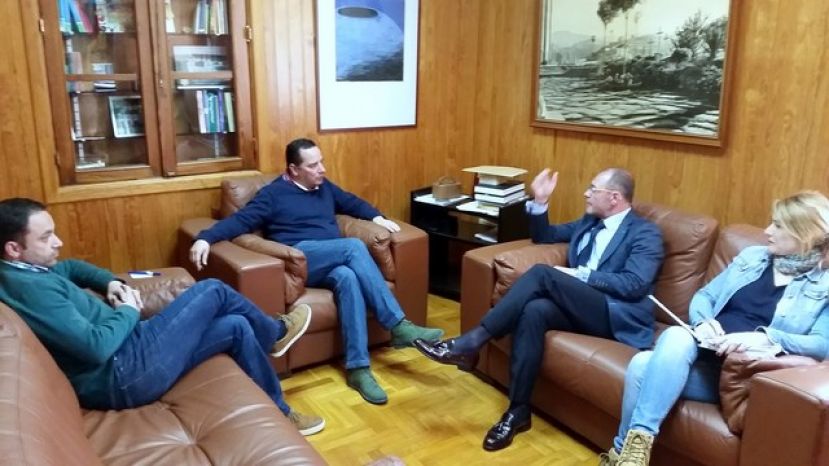 Moya: Jos&eacute; Miguel &Aacute;lamo mantiene una reuni&oacute;n de trabajo con Hip&oacute;lito Su&aacute;rez