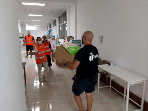 Teror env&iacute;a a La Palma 7 toneladas de alimentos y material para animales