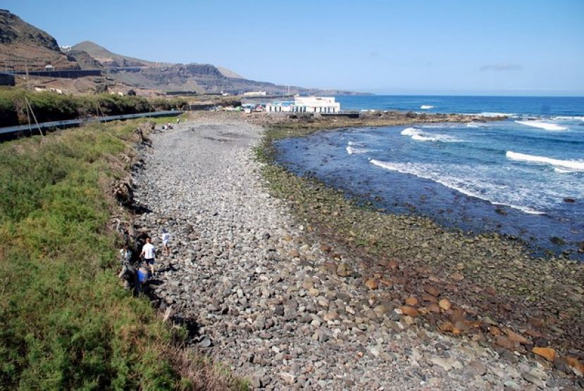 Las zonas de ba&ntilde;o de la costa de Moya contar&aacute;n con socorristas en verano