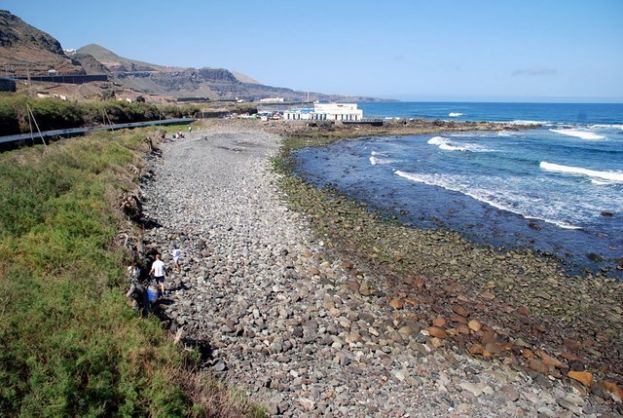 Las zonas de ba&ntilde;o de la costa de Moya contar&aacute;n con socorristas en verano
