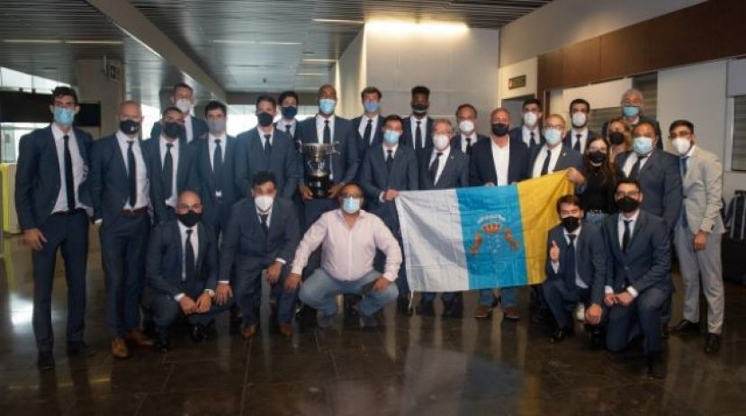 Francisco Castellano recibe al CV Guaguas en el Aeropuerto de Gran Canaria
