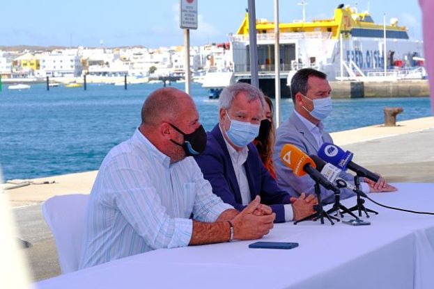 El consejero Franquis presenta el borrador del proyecto para crear una nueva d&aacute;rsena en el puerto de Corralejo