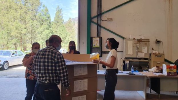 El Cabildo entrega 700 trampas para proteger 5.000 albaricoqueros de la mosca de la fruta en los altos de San Bartolom&eacute; de Tirajana