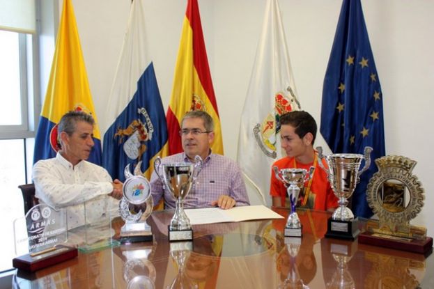 Karting: Sim&oacute;n Medina L&oacute;pez recibido por el alcalde de San Bartolom&eacute; de Tirajana