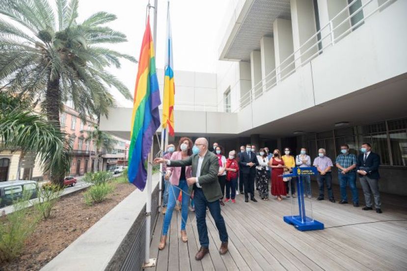 El Cabildo iza la bandera arco&iacute;ris porque a&uacute;n existe discriminaci&oacute;n contra personas