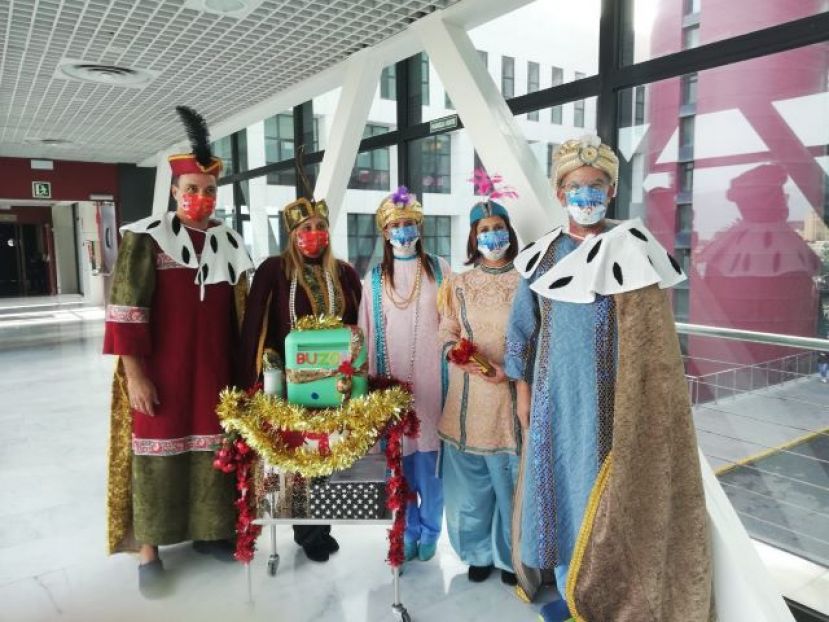 Los pajes de los Reyes Magos de Oriente han visitado el Hospital Materno-Infantil