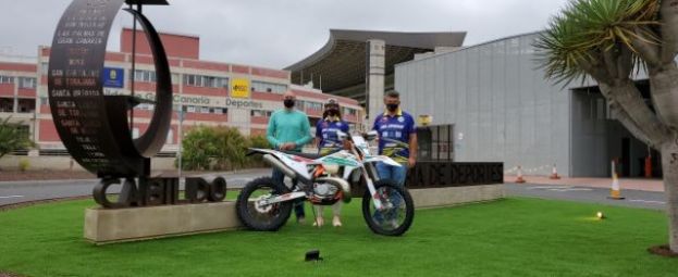 Francisco Castellano recibe a Xenia Meli&aacute;n, la primera mujer piloto canaria en participar en el Campeonato de Espa&ntilde;a de Enduro