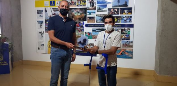 Francisco Castellano agasaja al jugador del ADM Econy Ra&uacute;l Vega, reciente campe&oacute;n de Europa Sub-22 de Baloncesto en Silla de Ruedas
