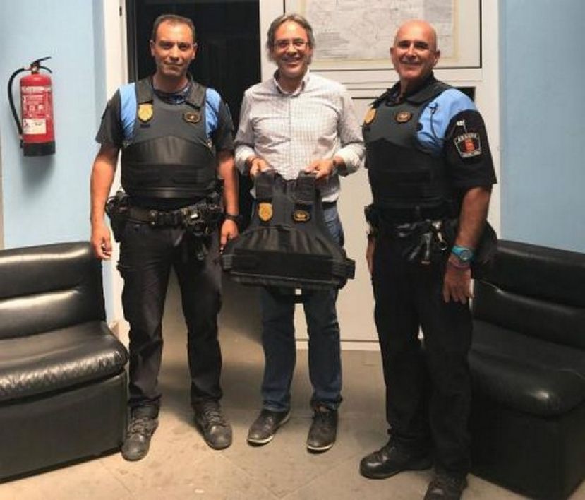 Agaete: El Ayuntamiento entrega nueve chalecos antibala a la Polic&iacute;a Local