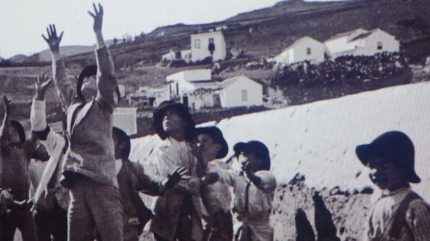 EL PROYECTO &lsquo;LA MIRADA PASAJERA&rsquo; SE SUMERGE EN LA DECONSTRUCCI&Oacute;N DE LA VISI&Oacute;N EXTRANJERA DE LA ISLA Y DEL PRIMIGENIO CONCEPTO QUE LA SOCIEDAD TEN&Iacute;A DE SU IDENTIDAD