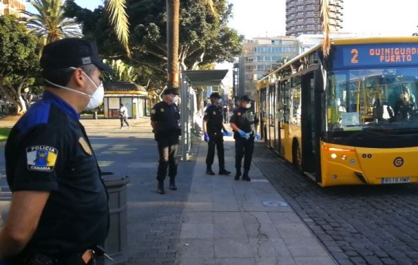 Polic&iacute;a Local y Protecci&oacute;n Civil reparten mascarillas en paradas y mercados