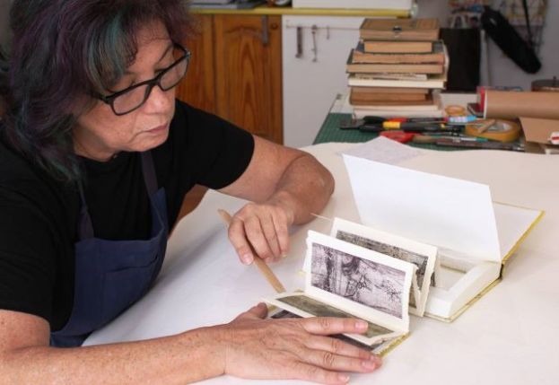PAQUI MART&Iacute;N IMPARTE EN LA CASA-MUSEO P&Eacute;REZ GALD&Oacute;S EL TALLER &lsquo;LIBROS LE&Iacute;DOS, LIBROS VIVIDOS&rsquo; PARA CONVERTIR LIBROS DETERIORADOS EN OBRAS DE ARTE