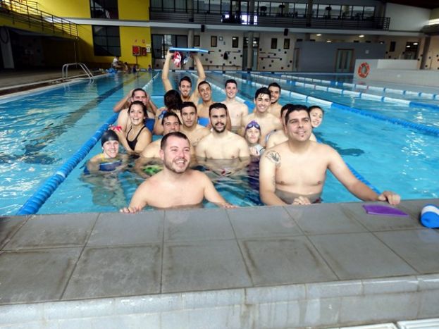 G&aacute;ldar: El alcalde invita a hacer uso de las Piscinas Municipales probando la nueva temperatura del agua.