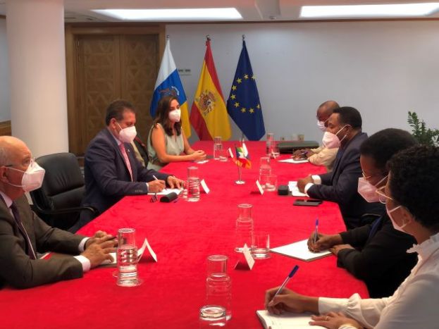 Encuentro del viceconsejero de Acci&oacute;n Exterior con el nuevo embajador de Guinea Ecuatorial, de visita institucional