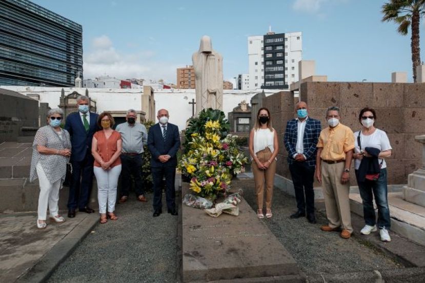 UNA OFRENDA FLORAL EN EL SEPULCRO DE TOM&Aacute;S MORALES RINDE HOMENAJE AL POETA ATL&Aacute;NTICO EN EL CENTENARIO DE SU FALLECIMIENTO