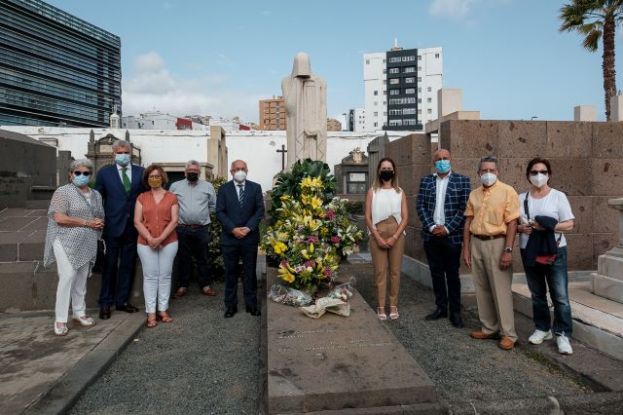 UNA OFRENDA FLORAL EN EL SEPULCRO DE TOM&Aacute;S MORALES RINDE HOMENAJE AL POETA ATL&Aacute;NTICO EN EL CENTENARIO DE SU FALLECIMIENTO