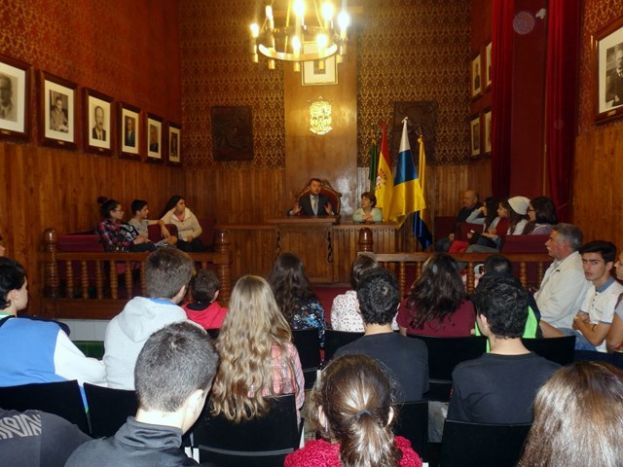 G&aacute;ldar: El Alcalde explica a alumnos del IES El Roque el funcionamiento de la Administraci&oacute;n Local