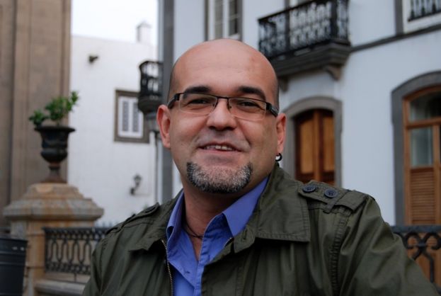 Alexis Ravelo presenta este jueves su &uacute;ltima novela &lsquo;Las flores no sangran&rsquo;