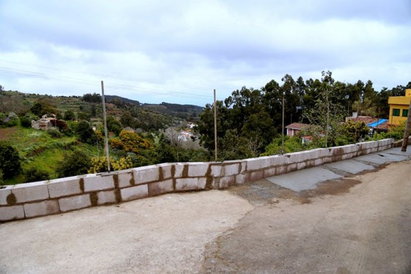 Valleseco: Finalizan las obras del muro del camino de la escuela, Caser&oacute;n