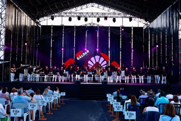 &ldquo;La Trova&rdquo; da el pistoletazo de salida a los conciertos por Santiago en G&aacute;ldar