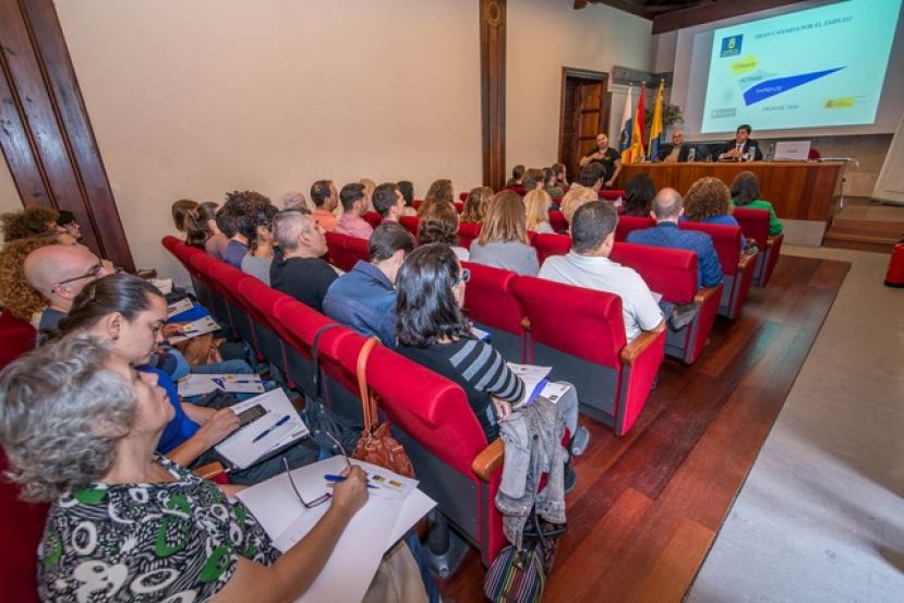 El Cabildo apuesta por la formaci&oacute;n y b&uacute;squeda de empleo en internet