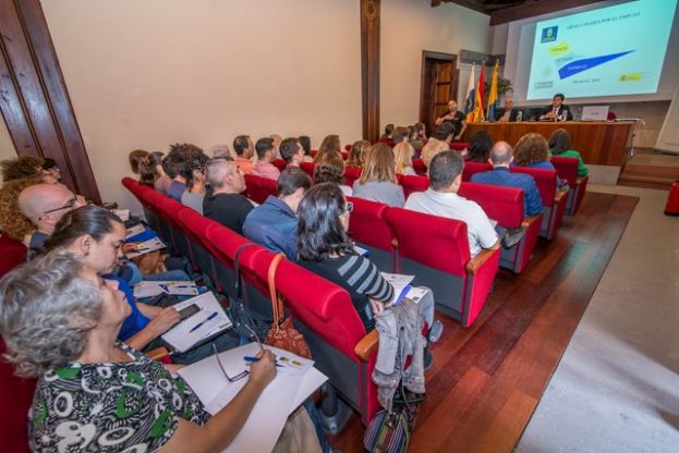 El Cabildo apuesta por la formaci&oacute;n y b&uacute;squeda de empleo en internet