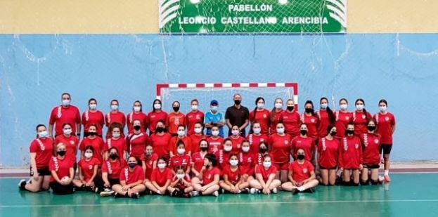 Francisco Castellano visita los entrenamientos del Club Balonmano Romada, en el Pabell&oacute;n Leoncio Castellano Arencibia