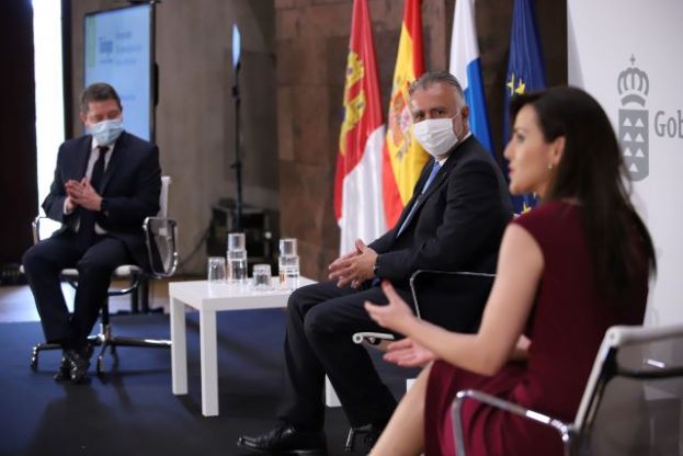 Torres y Garc&iacute;a-Page analizan la respuesta que han dado a la crisis del COVID-19 en Canarias y Castilla-La Mancha