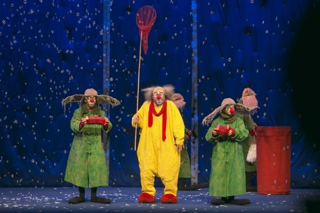 Funci&oacute;n, anoche en el Teatro Cuy&aacute;s, del espect&aacute;culo "Slava&acute;s Snowshow"