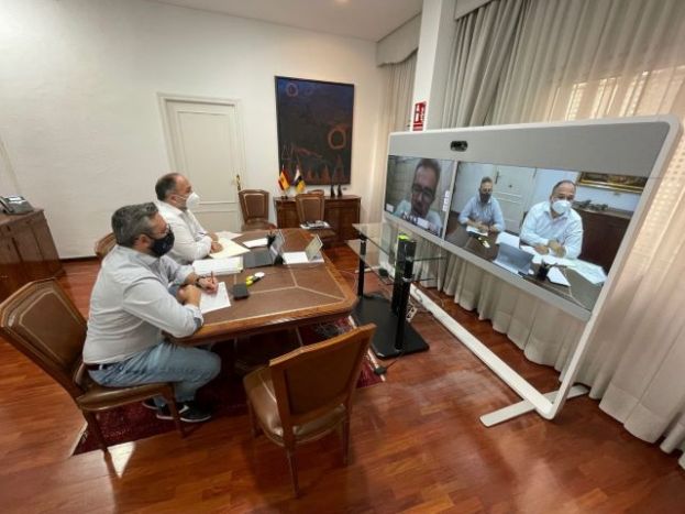 Valbuena expone a ayuntamientos y cabildos el plan de subvenciones de los fondos de recuperaci&oacute;n