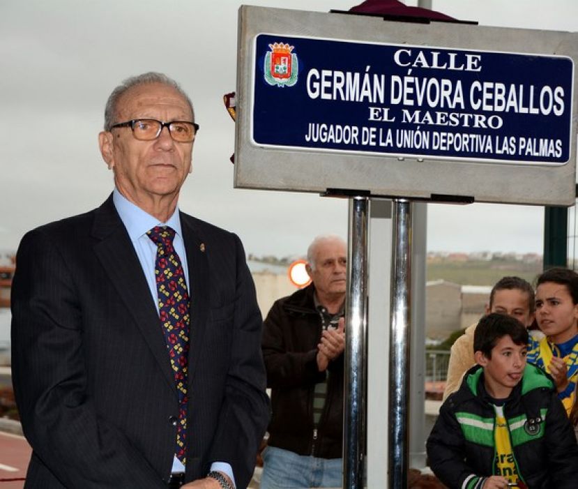 Germ&aacute;n D&eacute;vora 'recibe' una calle de la ciudad junto al Estadio de Gran Canaria