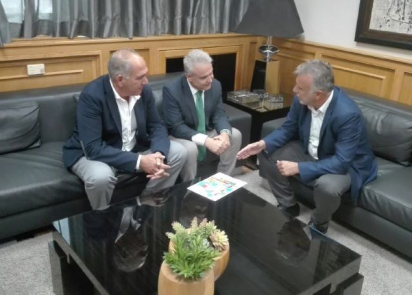 El alcalde de Teror realiz&oacute; la invitaci&oacute;n oficial de la Fiesta del Pino