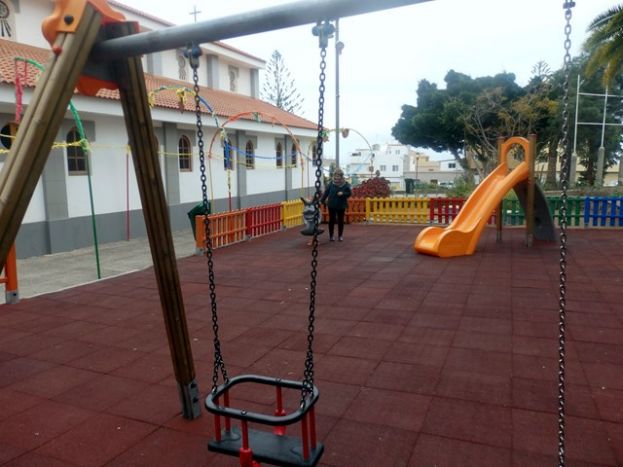 G&aacute;ldar: Renovaci&oacute;n del equipamiento de los espacios infantiles.