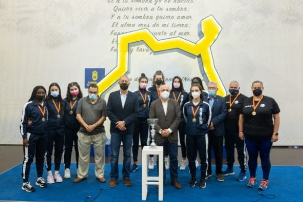 Antonio Morales y Francisco Castellano reciben a las jugadoras del equipo juvenil del Club de Voleibol 7 Palmas, campe&oacute;n de Espa&ntilde;a de su categor&iacute;a tras vencer en Almer&iacute;a