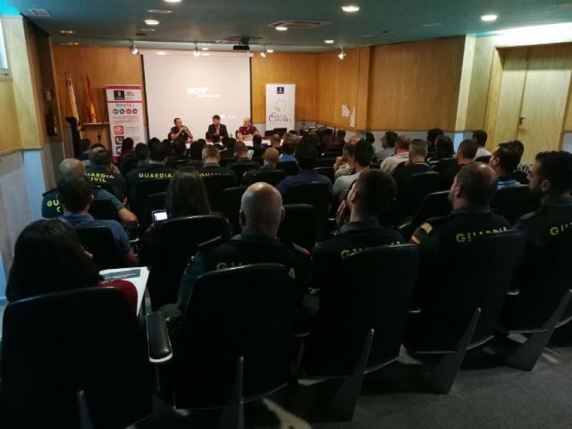 Se forma a polic&iacute;as y agentes de Medio Ambiente contra el maltrato animal