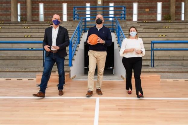 Francisco Castellano visita el Polideportivo Municipal de Ag&uuml;imes tras la finalizaci&oacute;n de las obras de remodelaci&oacute;n