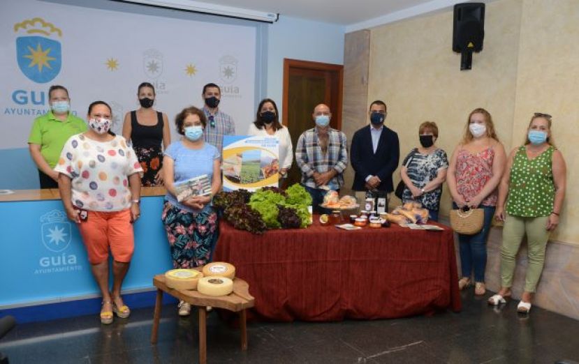 El Alcalde de Gu&iacute;a presenta el catalogo del sector alimentario del municipio