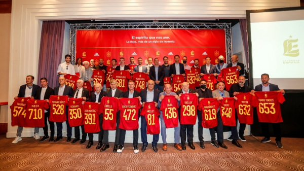 30 jugadores de la selecci&oacute;n reciben su &lsquo;DNI&rsquo; como internacionales