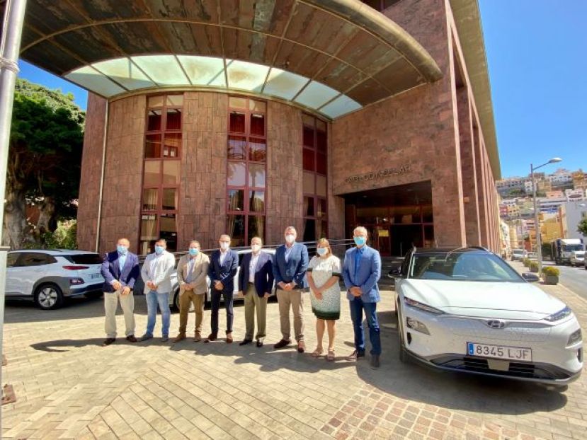La Gomera: El Cabildo incorpora diez veh&iacute;culos el&eacute;ctricos a su parque m&oacute;vil