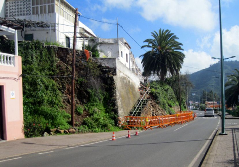 Teror: La reconstrucci&oacute;n del muro ca&iacute;do en el Hoyo permitir&aacute; mejorar el acceso