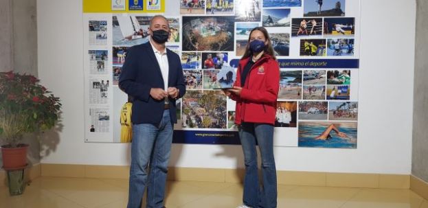 Francisco Castellano recibe a Enrichetta Bettini, subcampeona de Espa&ntilde;a de Vela Ligera en la modalidad Techno 293 Sub 15
