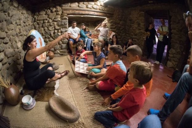 &lsquo;COLORES, VOZ Y PINTURAS&rsquo; Y EL TALLER FAMILIAR &lsquo;TRAVES&Iacute;A DE COLORES&rsquo;, NUEVAS PROPUESTAS PARA DISFRUTAR DE CUEVA PINTADA