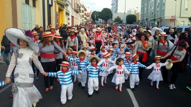 Las calles del casco de Gu&iacute;a vivieron hoy una explosi&oacute;n de colorido, fantas&iacute;a y humor