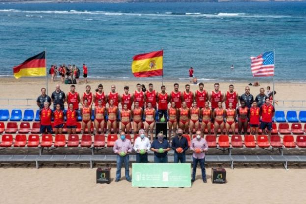 Castellano visita los entrenamientos de las selecciones masculinas y femeninas, que participar&aacute;n en el Campeonato Internacional de Balonmano Playa