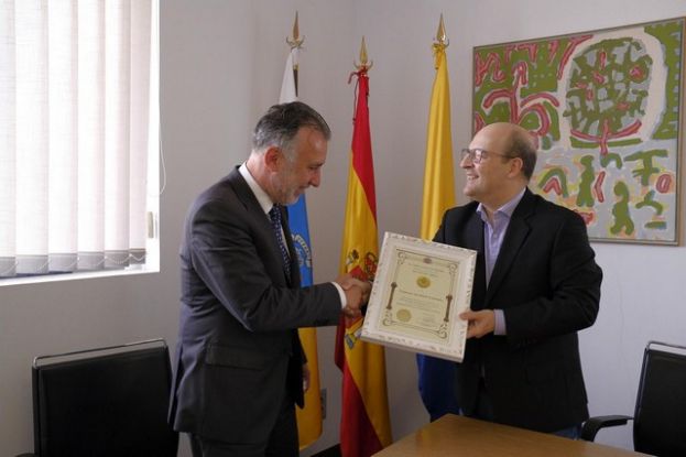 La Gran Logia de Espa&ntilde;a entrega al Cabildo su reconocimiento