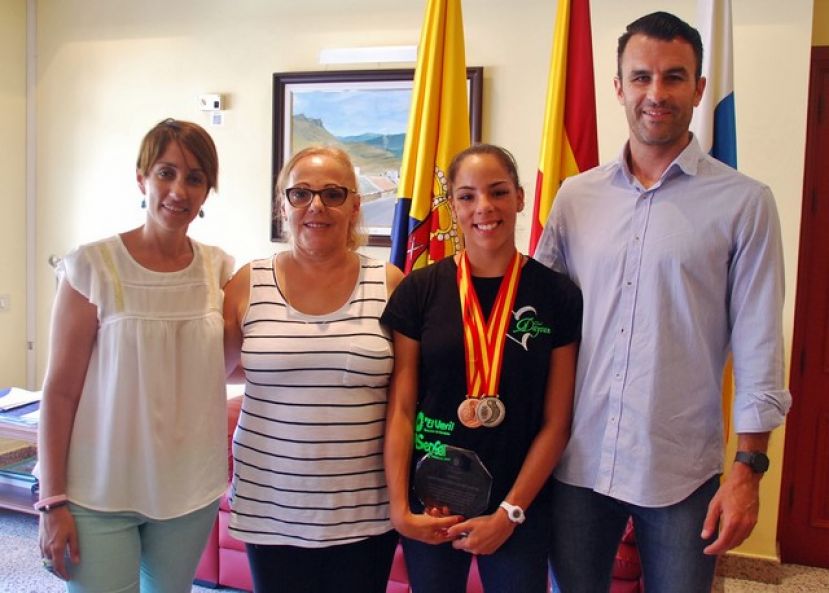 Mog&aacute;n reconoce el m&eacute;rito deportivo de la gimnasta Natividad Hidalgo