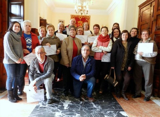 Teror: Entrega del t&iacute;tulo a los mayores que participaron en el  taller &ldquo;El mundo en un clic&rdquo;