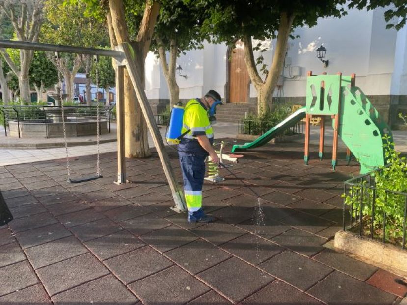 Valleseco desinfecta diariamente sus parques infantiles
