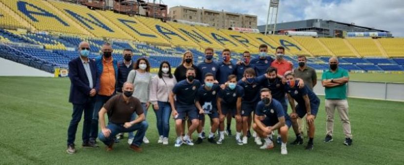 Francisco Castellano recibe al equipo de f&uacute;tbol Panader&iacute;a Pulido tras su ascenso a Segunda Divisi&oacute;n RFEF