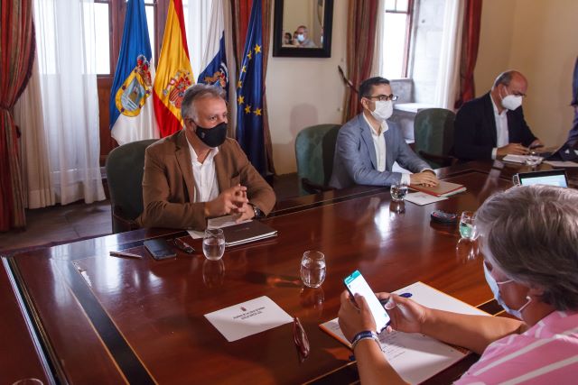 Torres anuncia la compra de las primeras viviendas para los afectados por el volc&aacute;n durante la pr&oacute;xima semana
